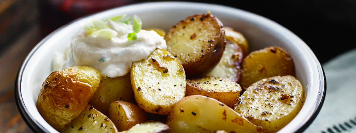 Pommes de terre au barbecue avec crème sure au raifort