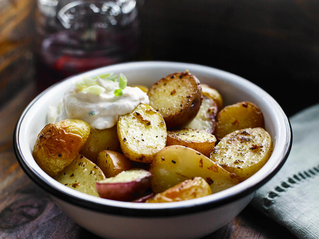 Pommes de terre au barbecue avec crème sure au raifort