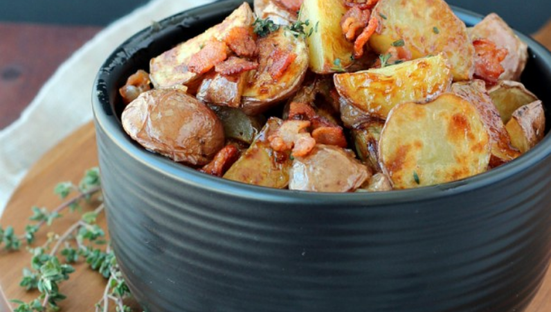 Salade tiède de pommes de terre grelots au bacon et sirop d’érable