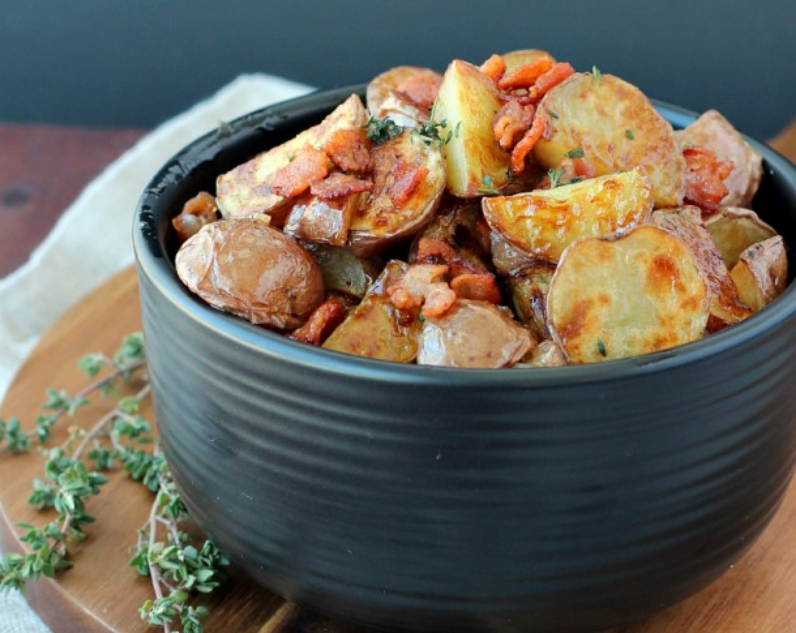 Salade tiède de pommes de terre grelots au bacon et sirop d’érable