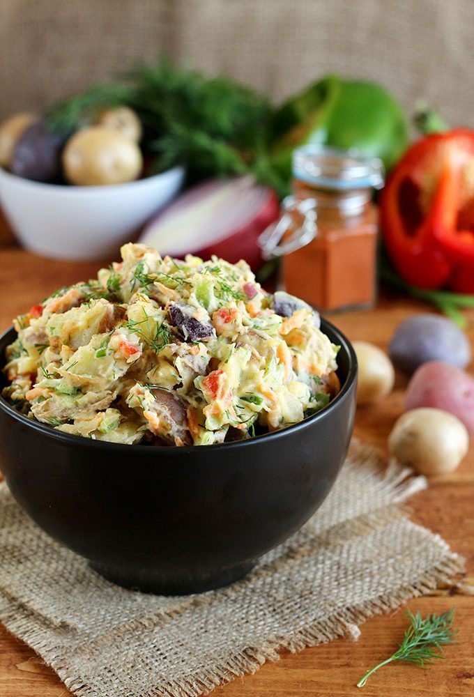 Salade de pommes de terre arc-en-ciel végétalienne