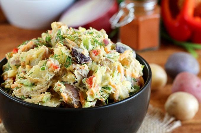 Salade de pommes de terre arc-en-ciel végétalienne