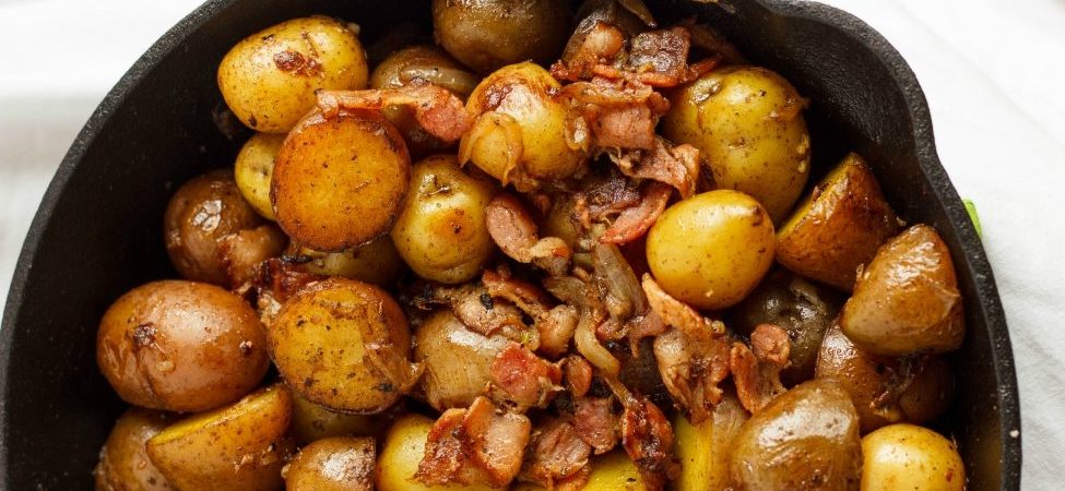 Pommes de terre grelots rissolées avec bacon et sauce au yogourt et à la ciboulette 