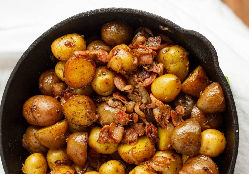 Pommes de terre grelots rissolées avec bacon et sauce au yogourt et à la ciboulette 