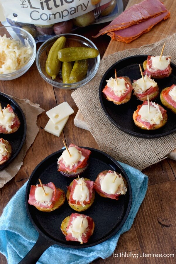 Bouchées de pommes de terre et bœuf salé empilés