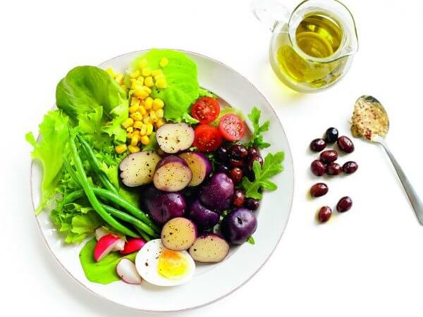 Salade niçoise de pommes de terre bleues avec une vinaigrette dijonnaise