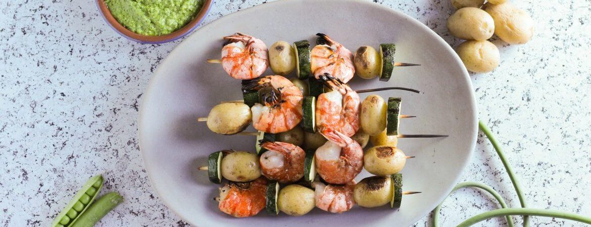 Brochettes de pommes de terre & crevettes avec un pesto de pois verts