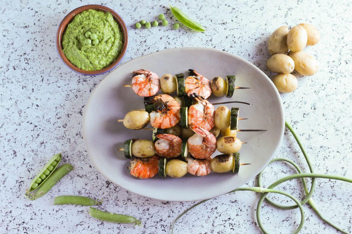 Brochettes de pommes de terre & crevettes avec un pesto de pois verts