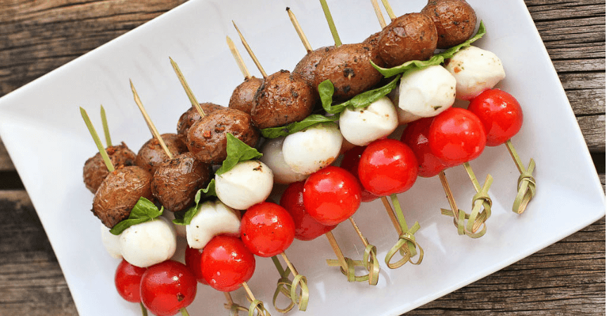 Brochettes de pommes de terre caprese