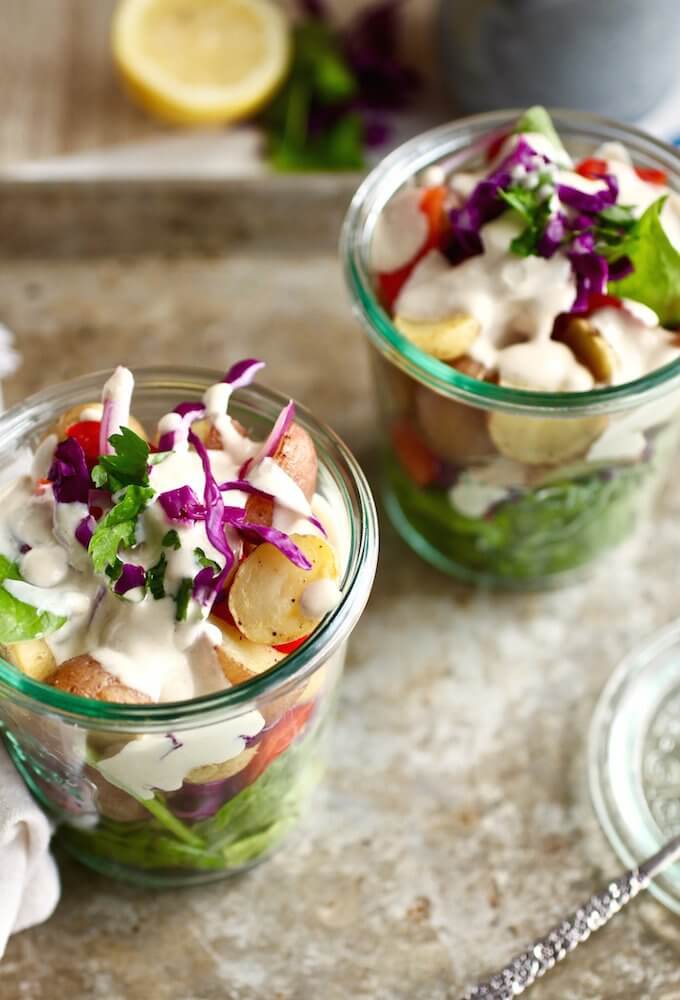 Salade de pommes de terre regorgeante de légumes dans des pots mason