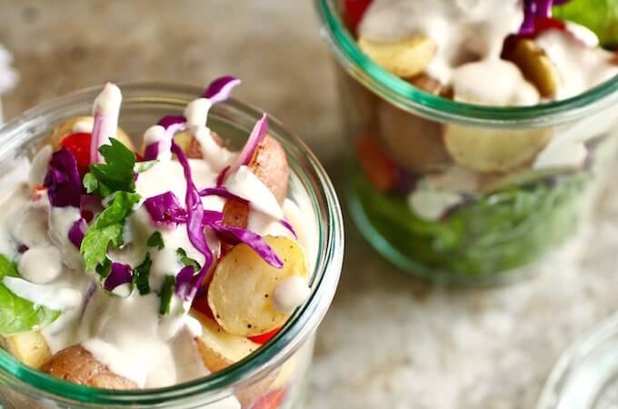 Salade de pommes de terre regorgeante de légumes dans des pots mason