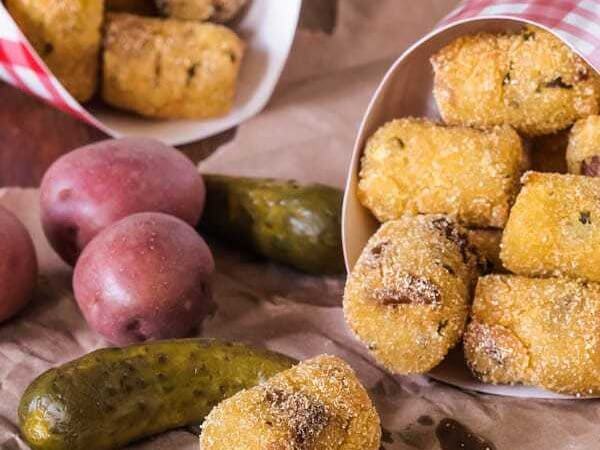 Bouchées de pommes de terre et cornichons frits