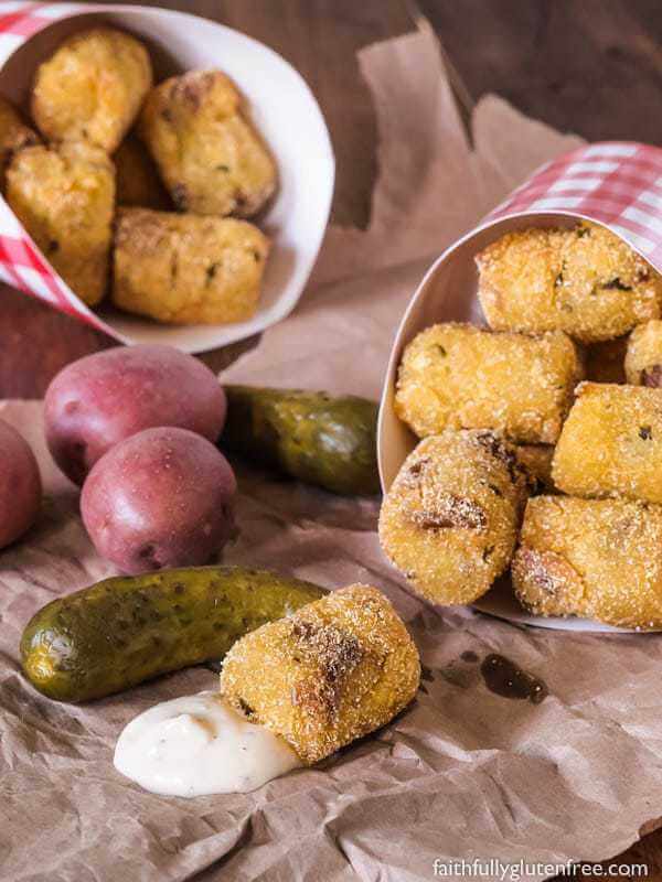 Bouchées de pommes de terre et cornichons frits