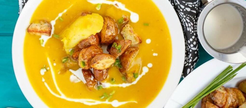 Soupe à la citrouille et pommes rôties avec des pommes de terre