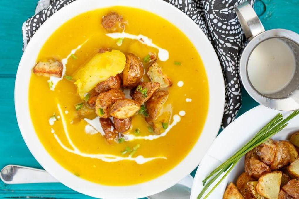 Soupe à la citrouille et pommes rôties avec des pommes de terre