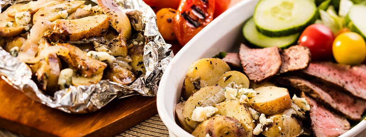 Papillote de pommes de terre rôties sur le barbecue