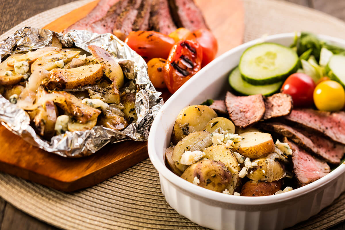 Papillote de pommes de terre rôties sur le barbecue