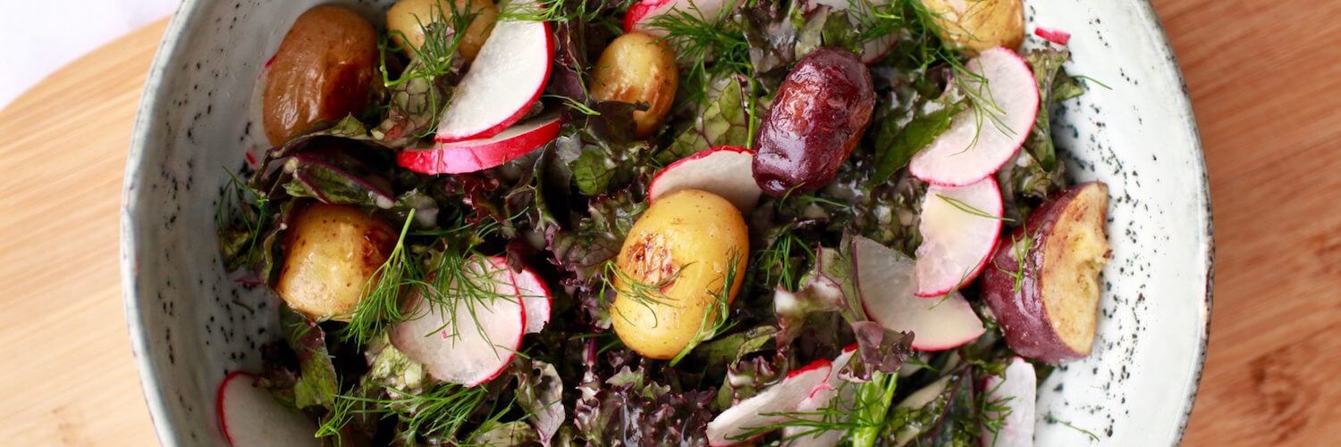 Salade de pommes de terre et de chou frisé rouge avec une vinaigrette dijonnaise au citron et à l’érable