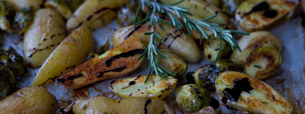 Choux de Bruxelles et pommes de terre Fingerling rôtis au balsamique