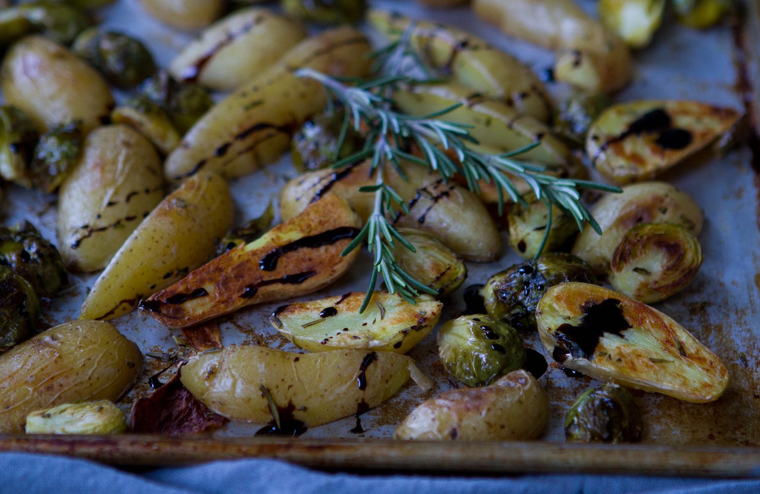 Choux de Bruxelles et pommes de terre Fingerling rôtis au balsamique