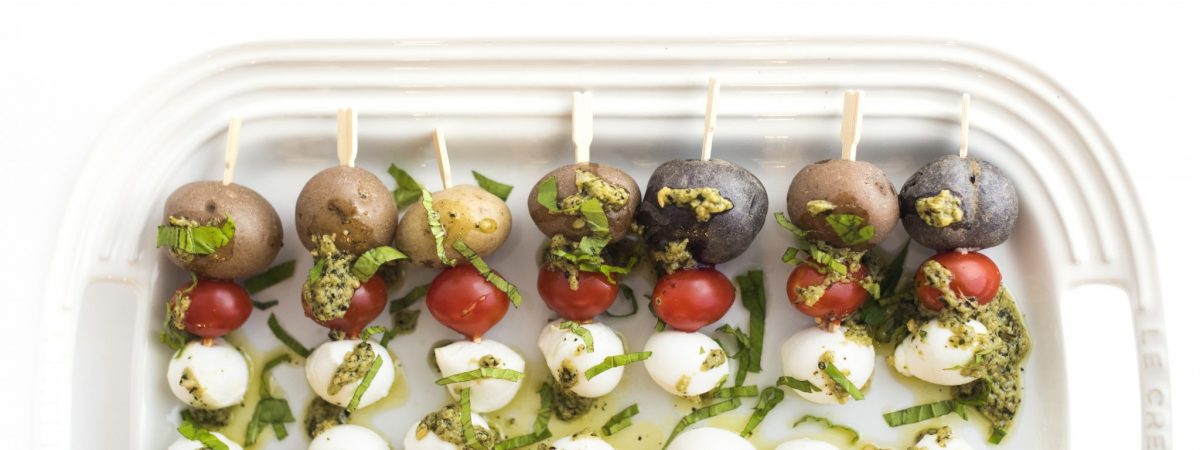 Brochettes Caprese de pommes de terre au pesto