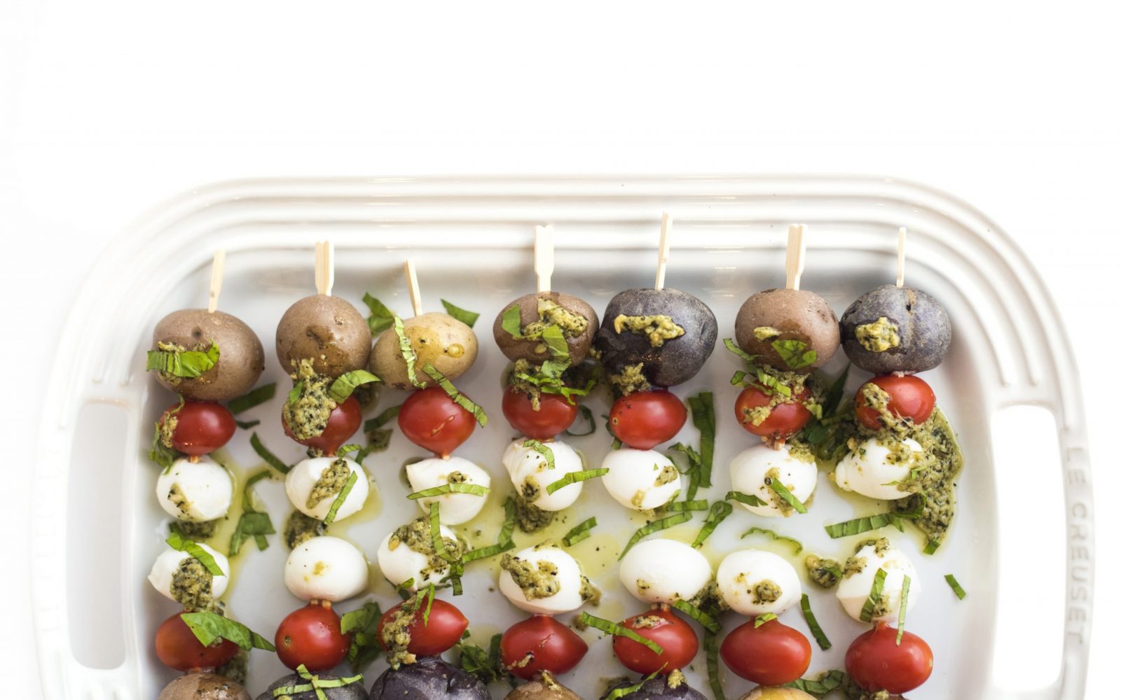 Brochettes Caprese de pommes de terre au pesto