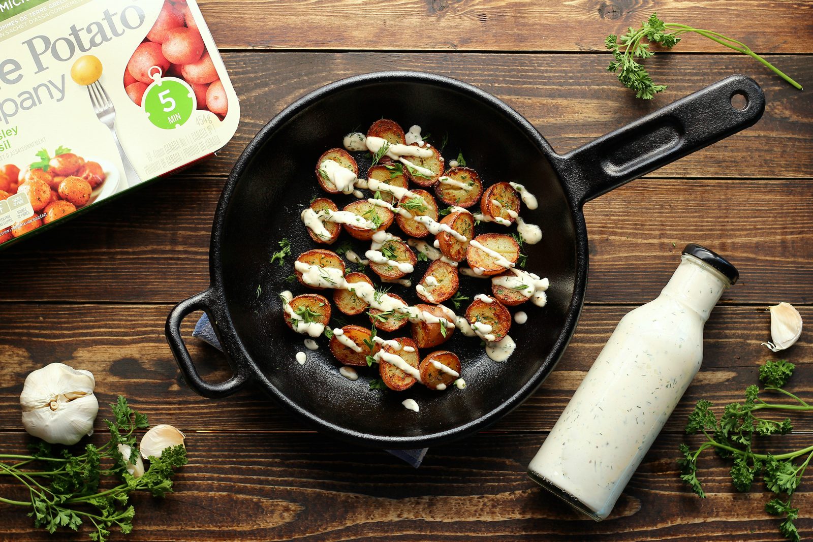 Pommes de terre croustillantes avec vinaigrette Ranch végétalienne