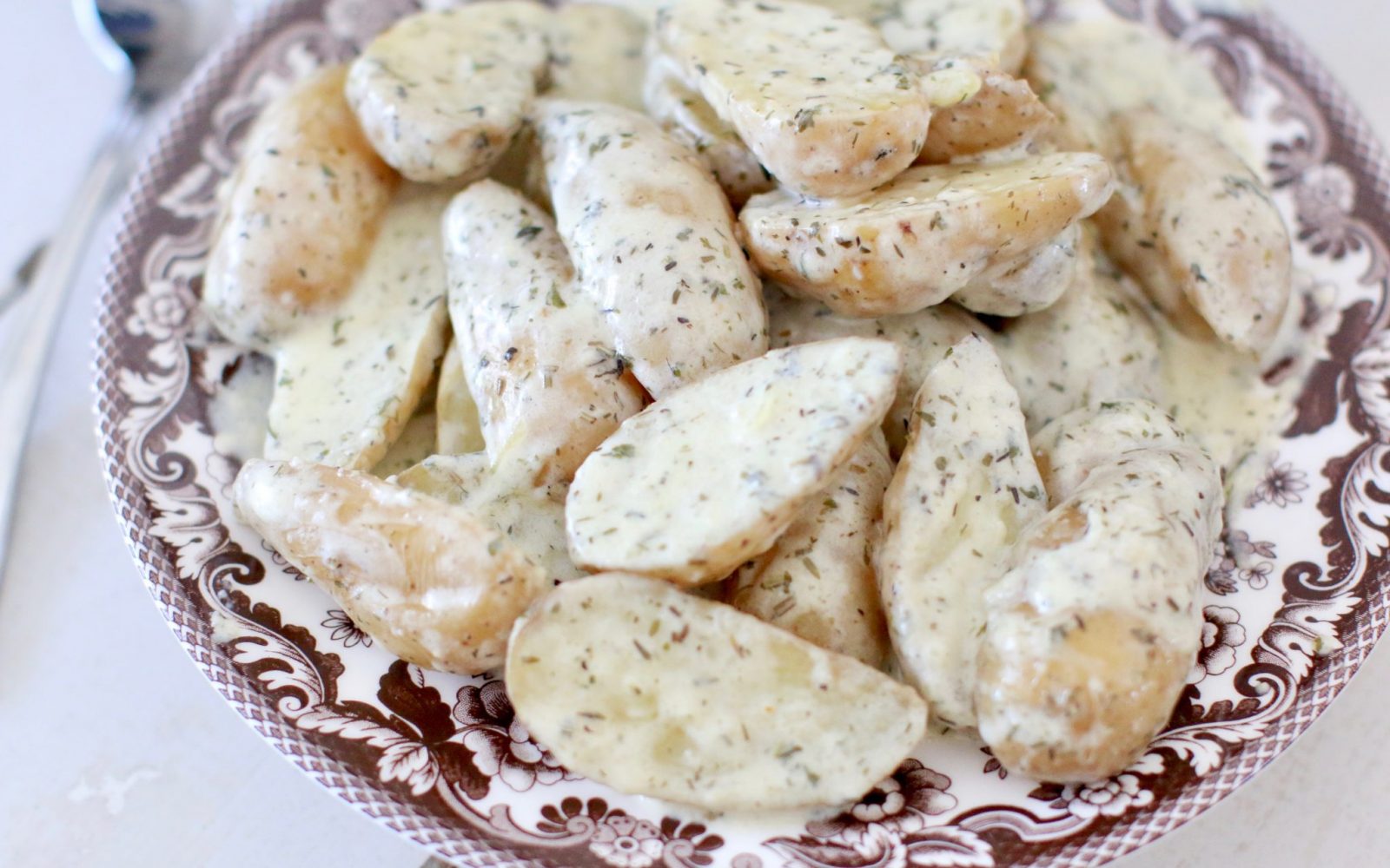 Pommes de terre Fingerling crémeuses aux fines herbes à la mijoteuse