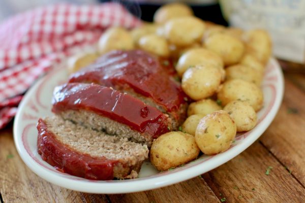 Pain de viande et pommes de terre grelots cuisinés dans un autocuiseur