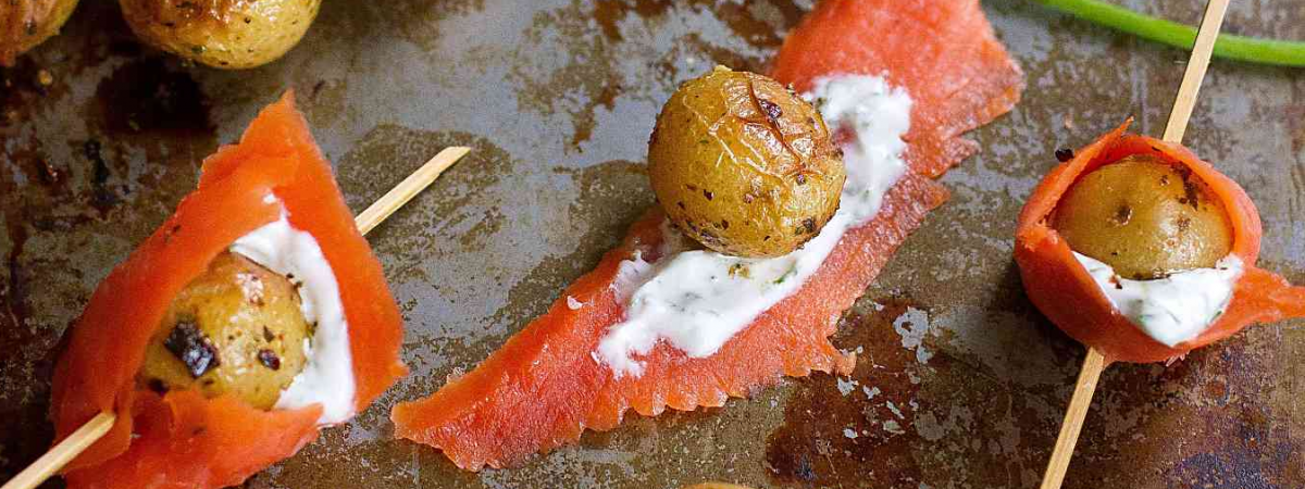 Brochettes de petites pommes de terre rôties et saumon fumé