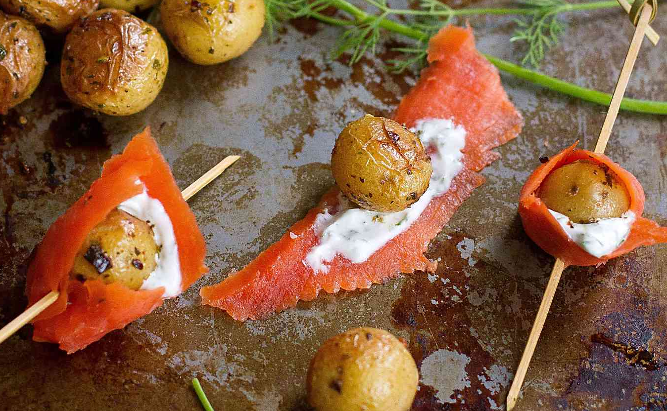 Brochettes de petites pommes de terre rôties et saumon fumé