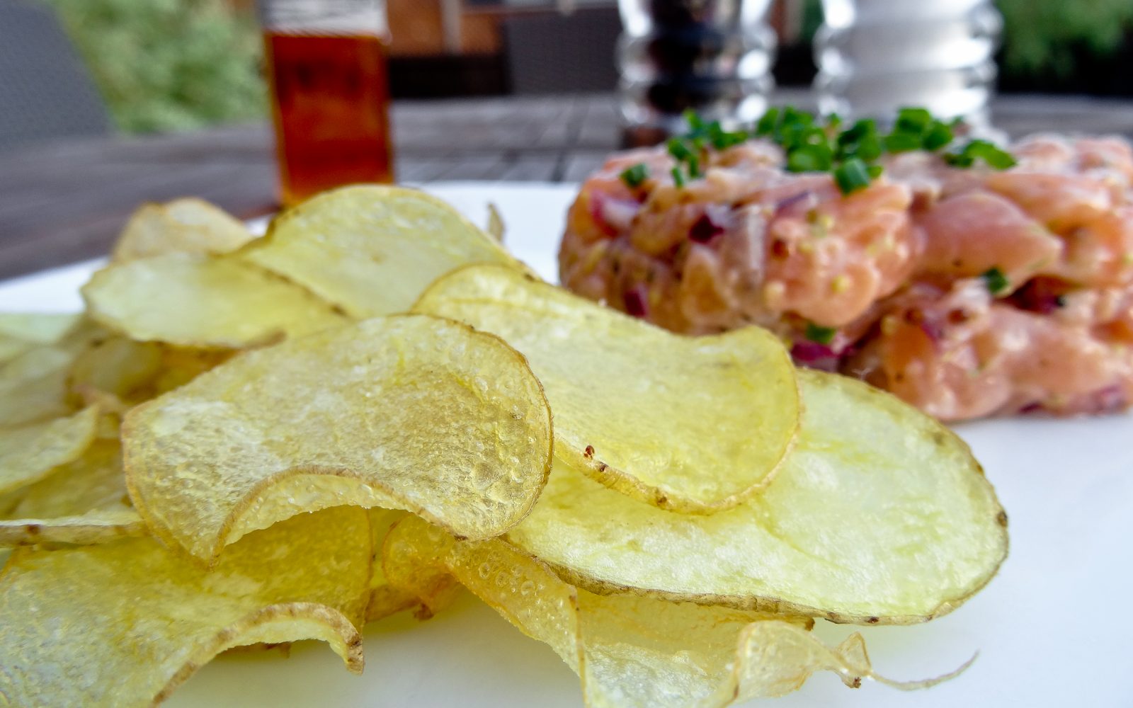 Chips maison avec tartare de saumon à l’huile de homard