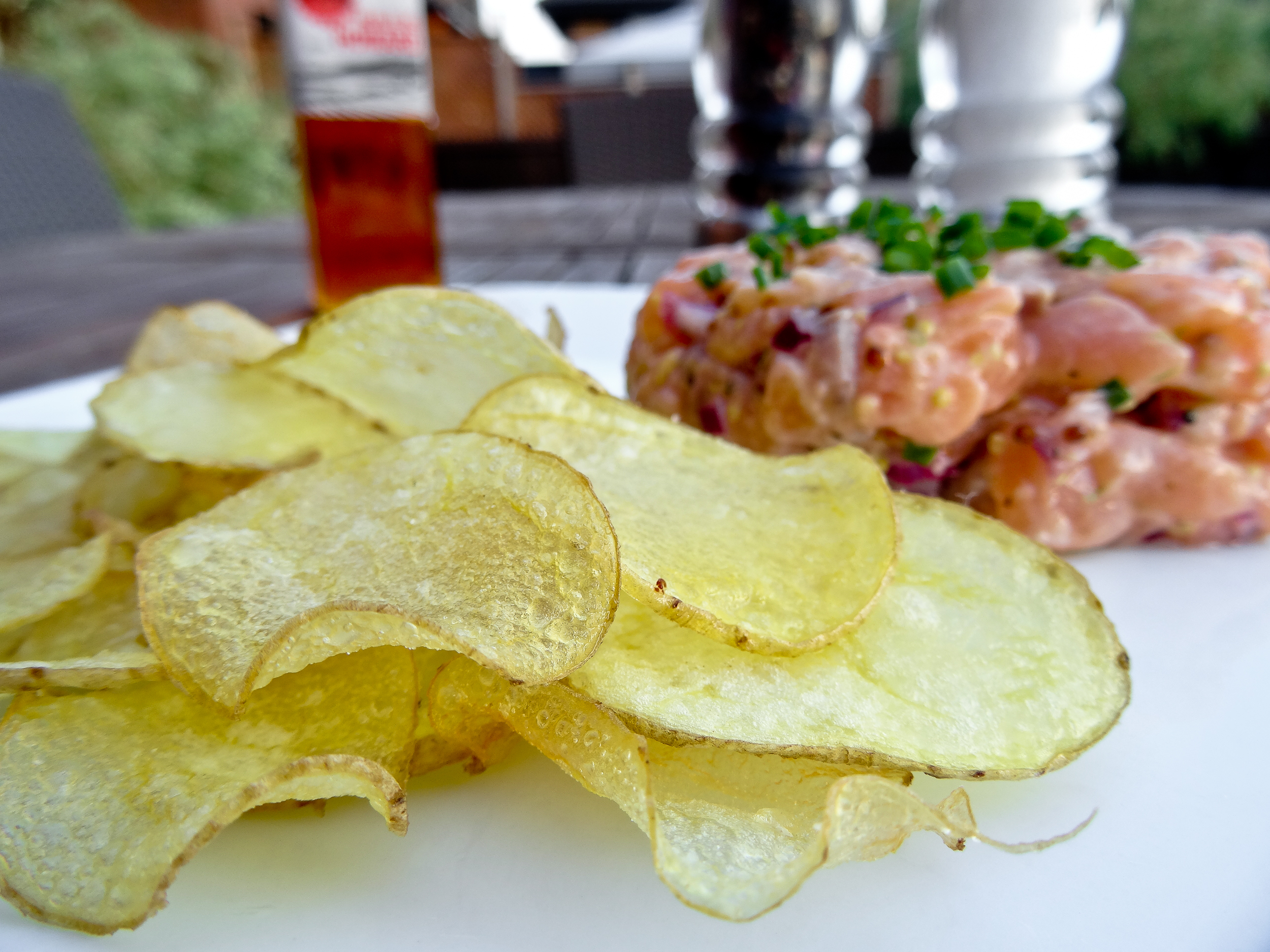 Chips maison avec tartare de saumon à l’huile de homard