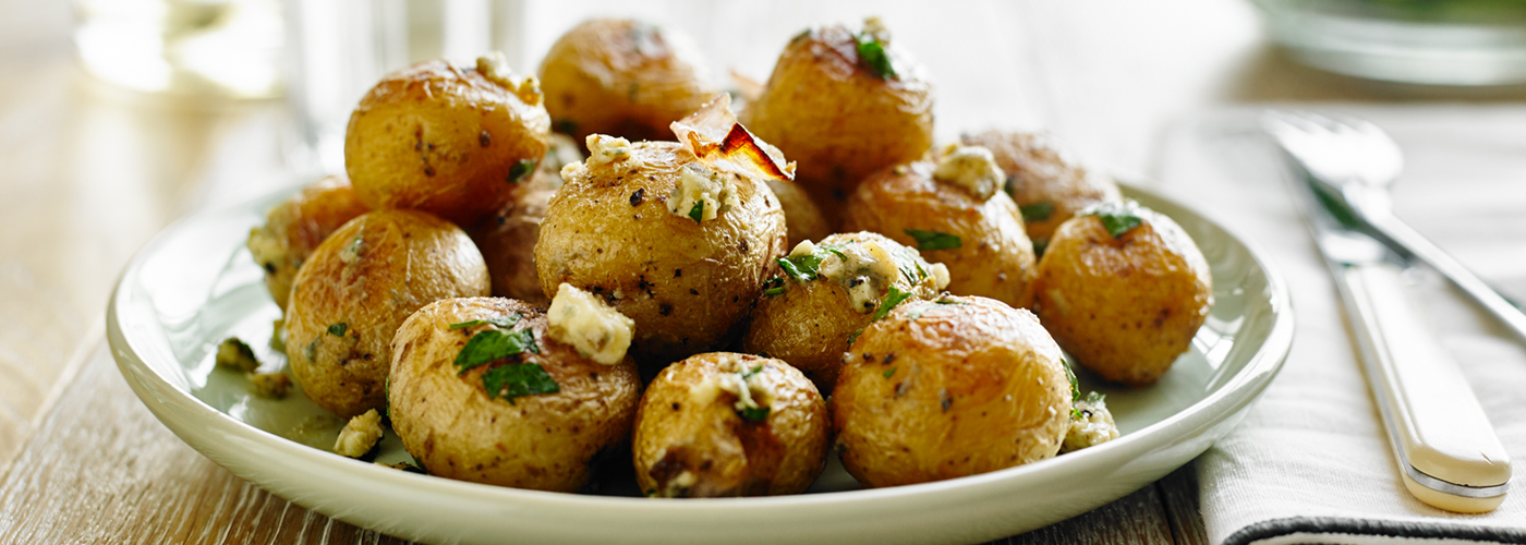 Pommes de terre rôties & oignons avec fromage bleu