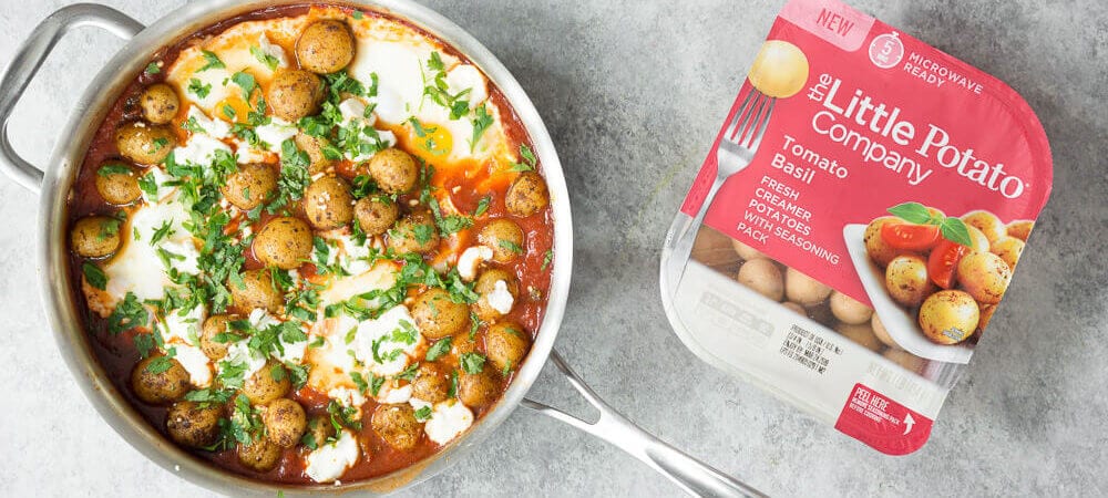 Shakshuka aux pommes de terre, aux épinards et aux œufs