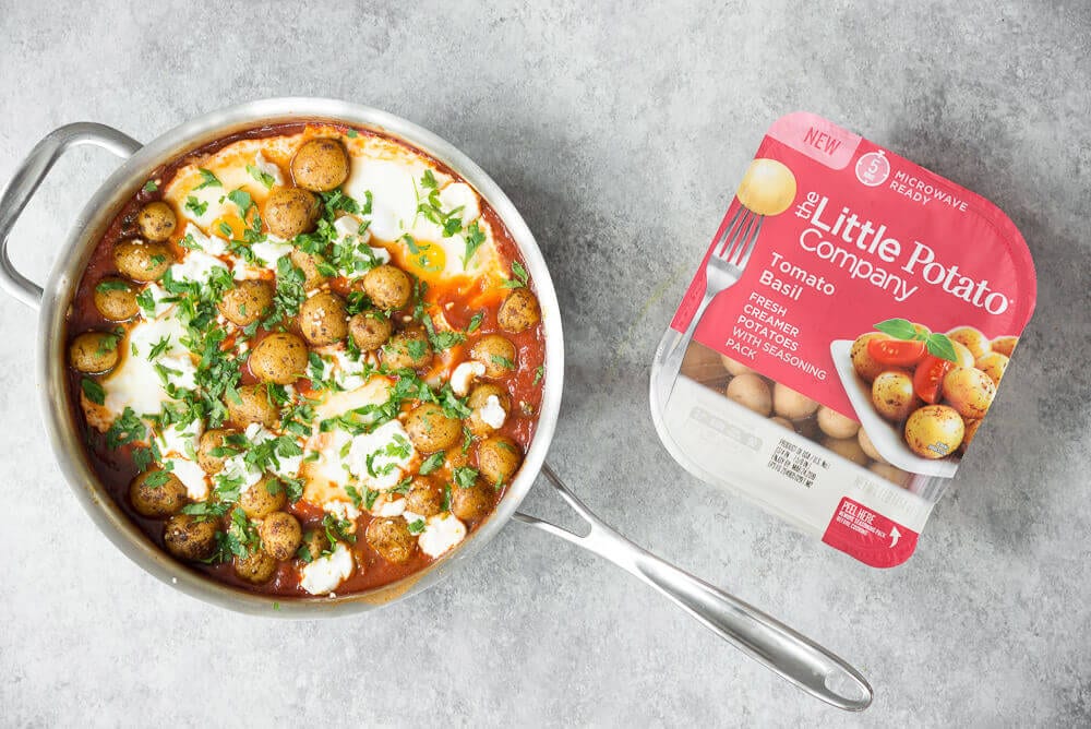 Shakshuka aux pommes de terre, aux épinards et aux œufs