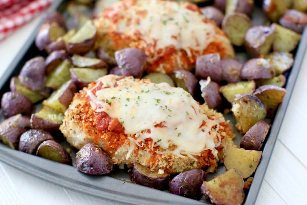 Poulet parmesan dans une plaque